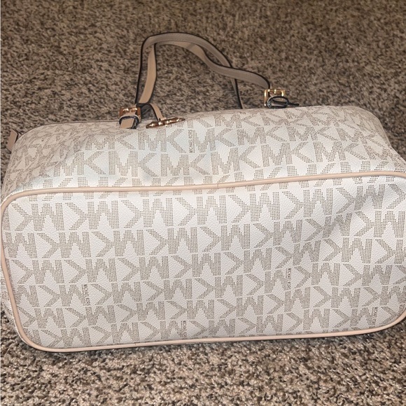 Michael Kors bag great condition - Picture 3 of 4